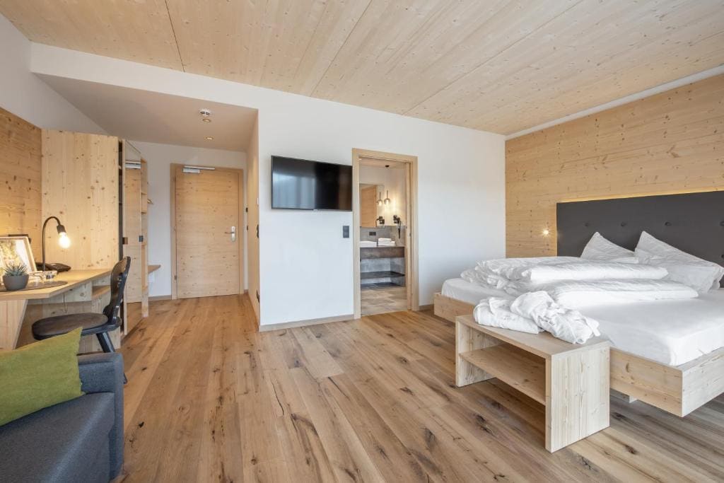 Deluxe Double Room with Balcony room - Image 3