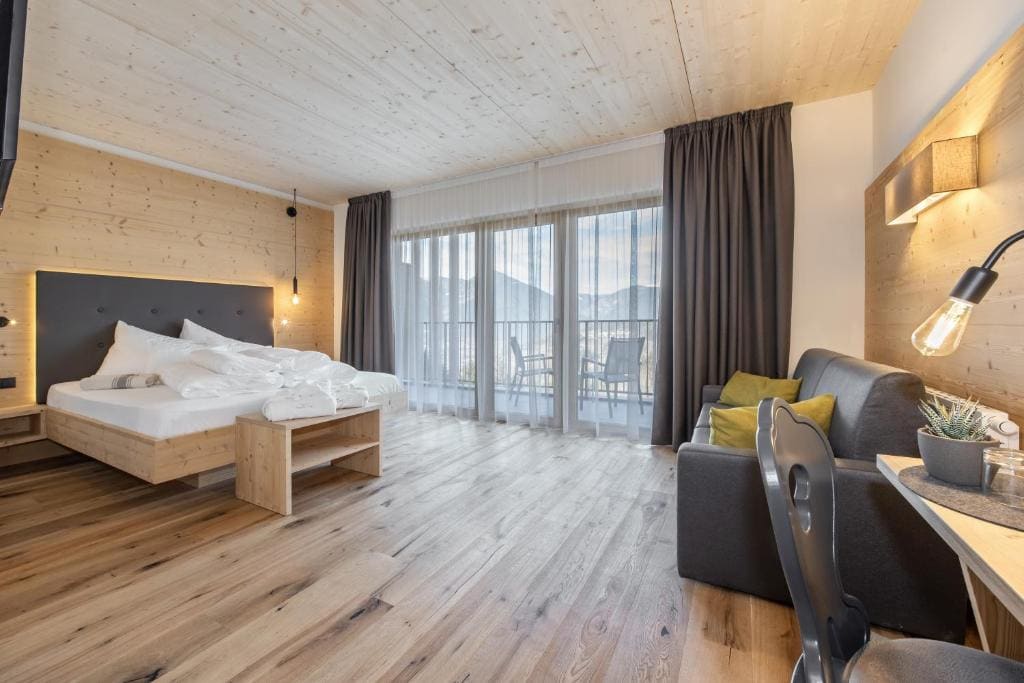 Deluxe Double Room with Balcony room - Image 2