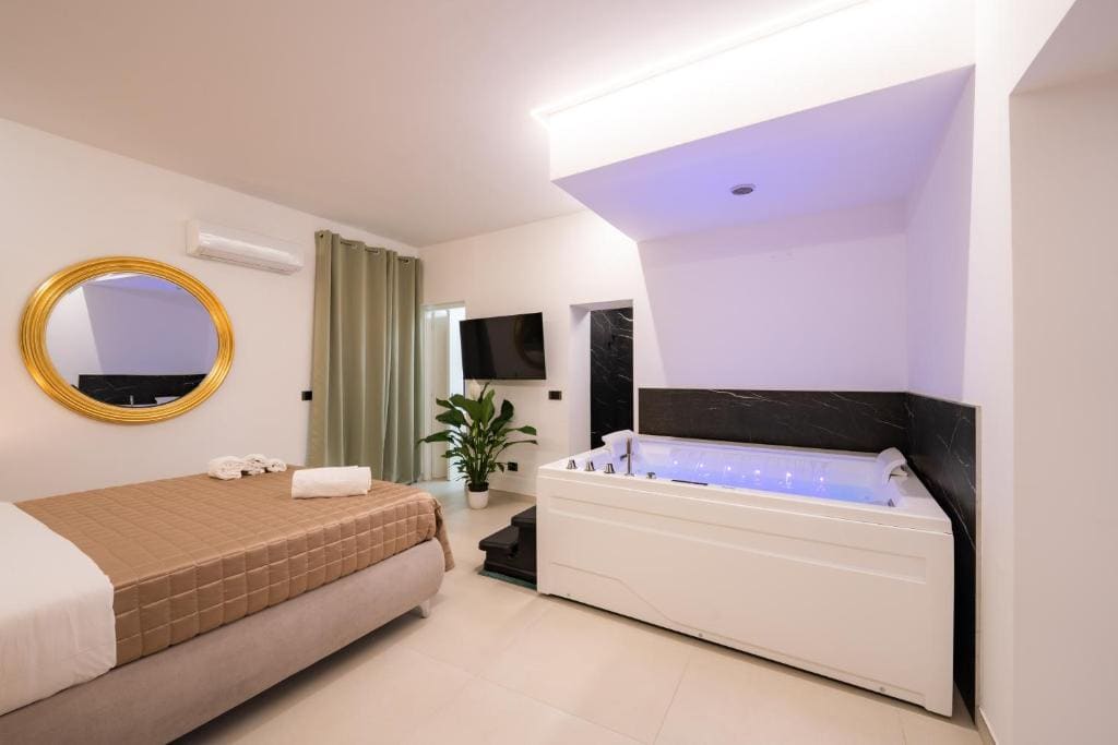 King Suite with Spa Bath room - Image 1