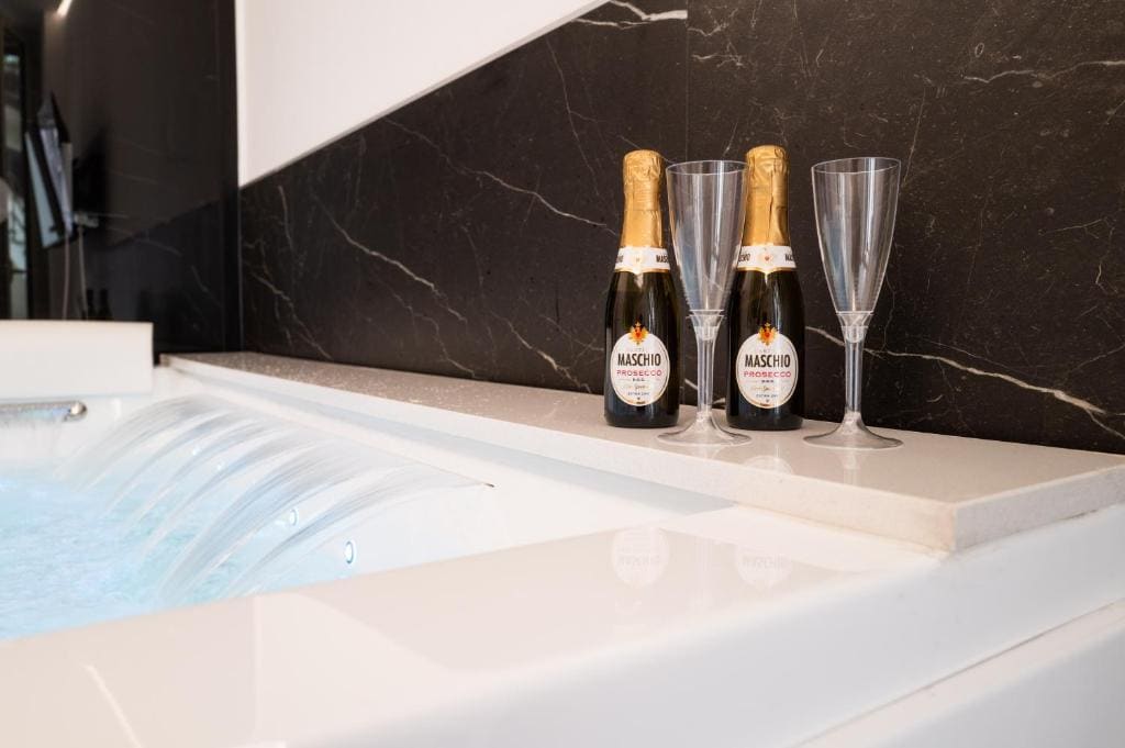 Queen Suite with Spa Bath room - Image 2