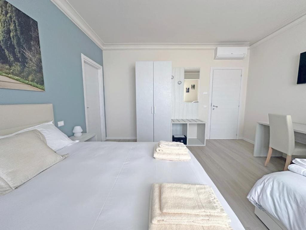 Deluxe Quadruple Room room - Image 3