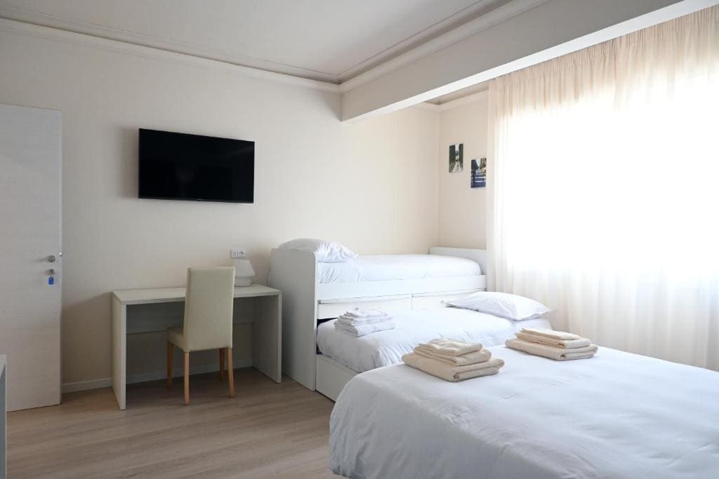 Deluxe Quadruple Room room - Image 2