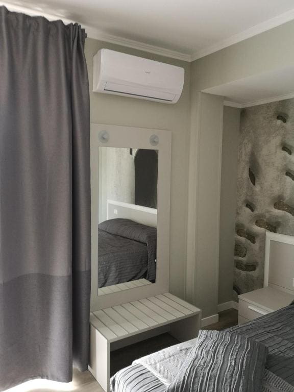 Deluxe Double Room with Shower room - Image 2