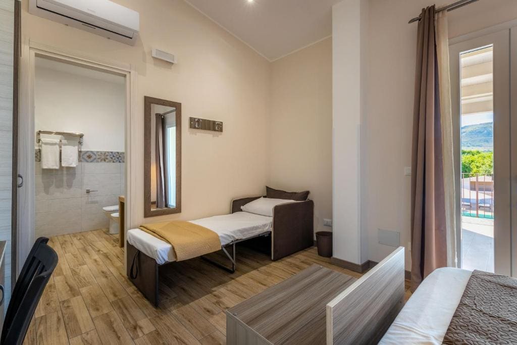 Comfort Triple Room room - Image 2