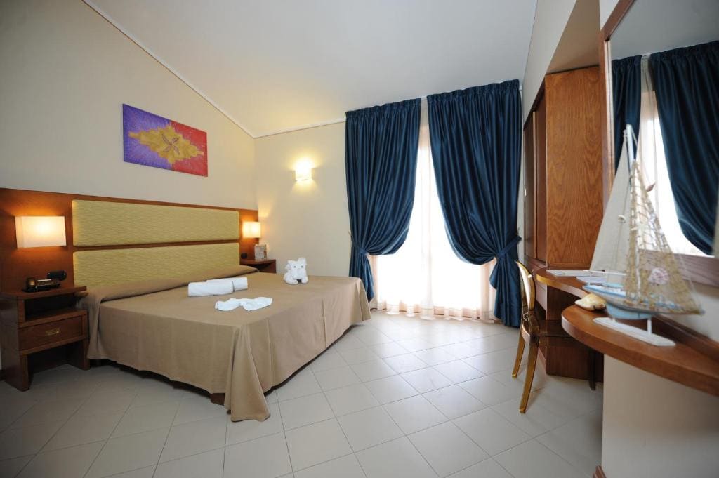 Double or Twin Room with Sea View room - Image 2
