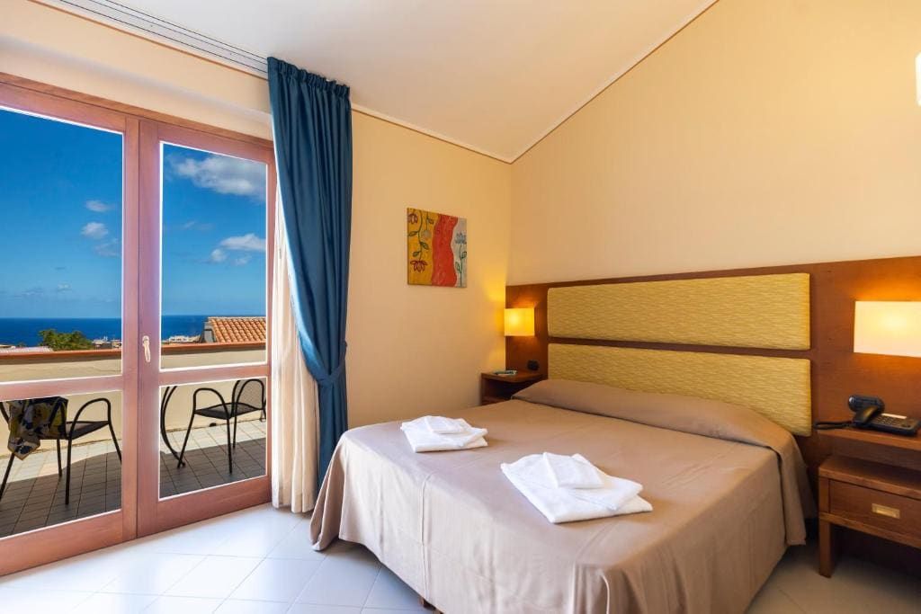 Double or Twin Room with Sea View room - Image 3