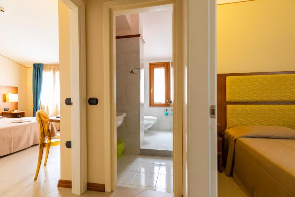 Economy Quadruple Room room - Image 1