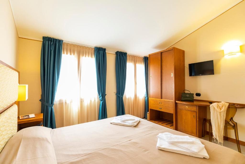 Economy Triple Room room - Image 2