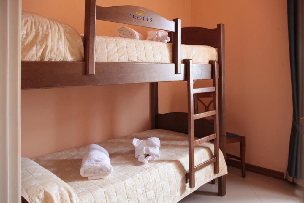 Economy Triple Room room - Image 1