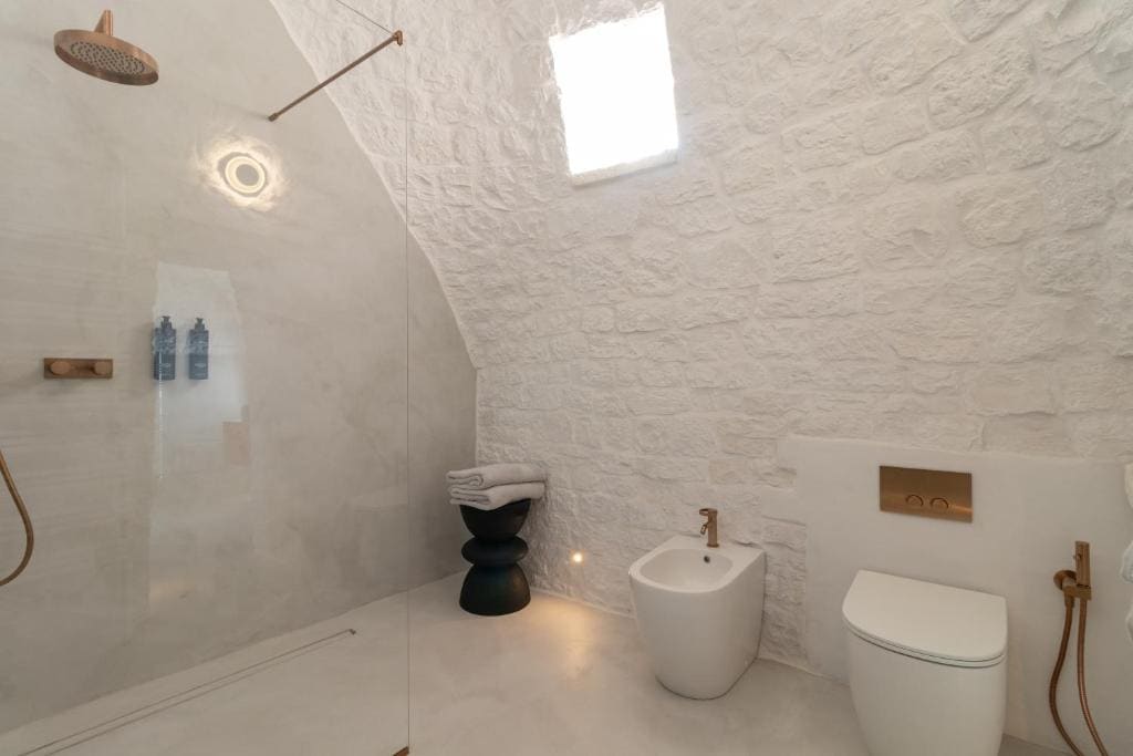 Deluxe Suite with Spa Bath room - Image 3