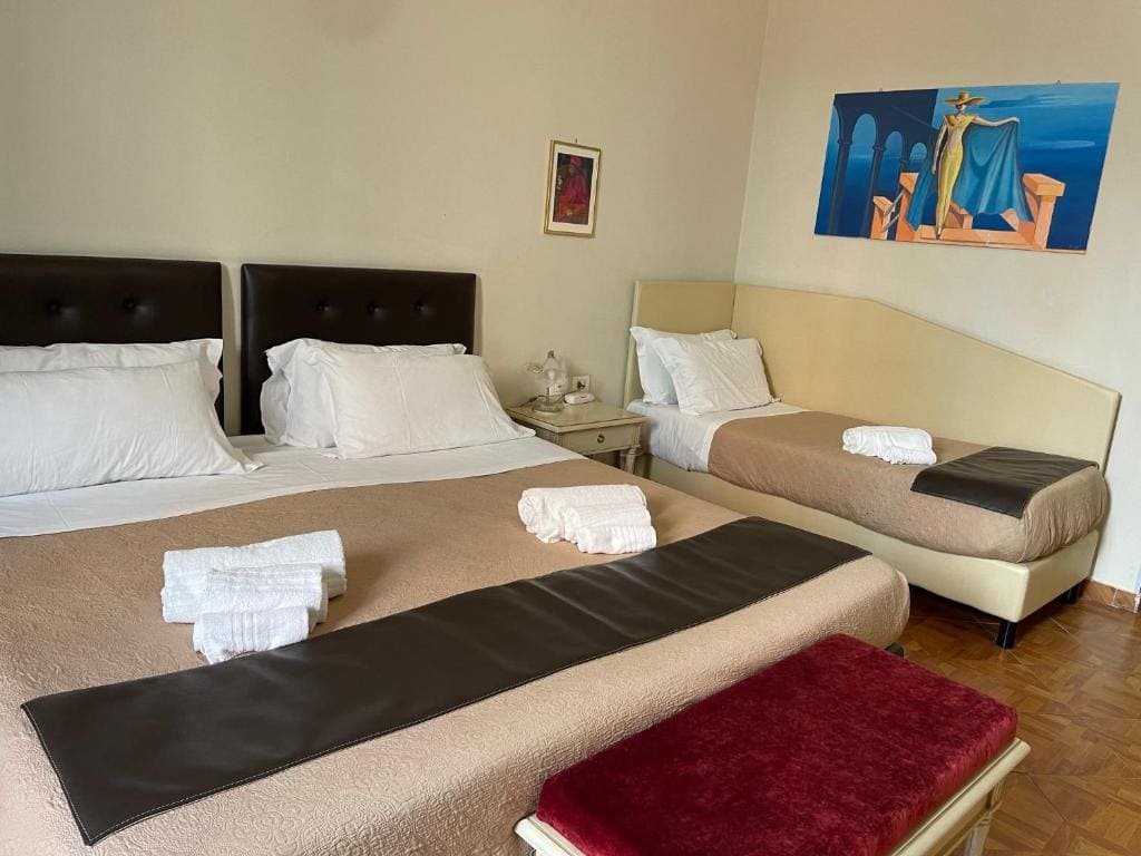 Standard Quadruple Room room - Image 1