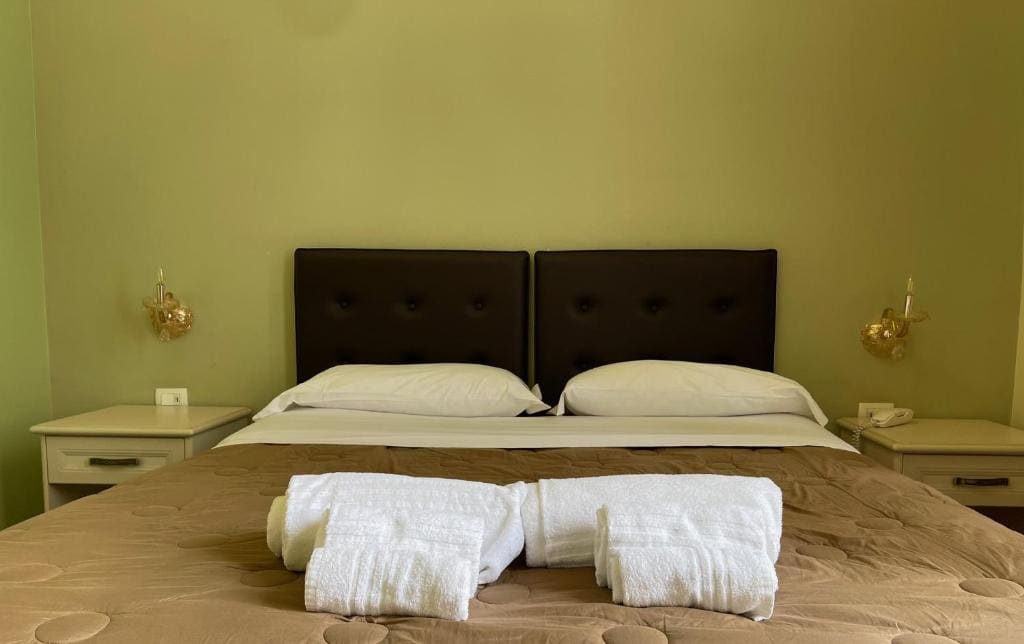 Standard Double or Twin Room room - Image 2