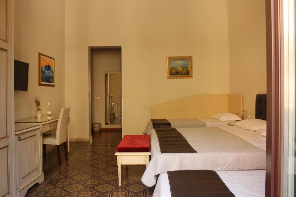 Standard Quadruple Room room - Image 2