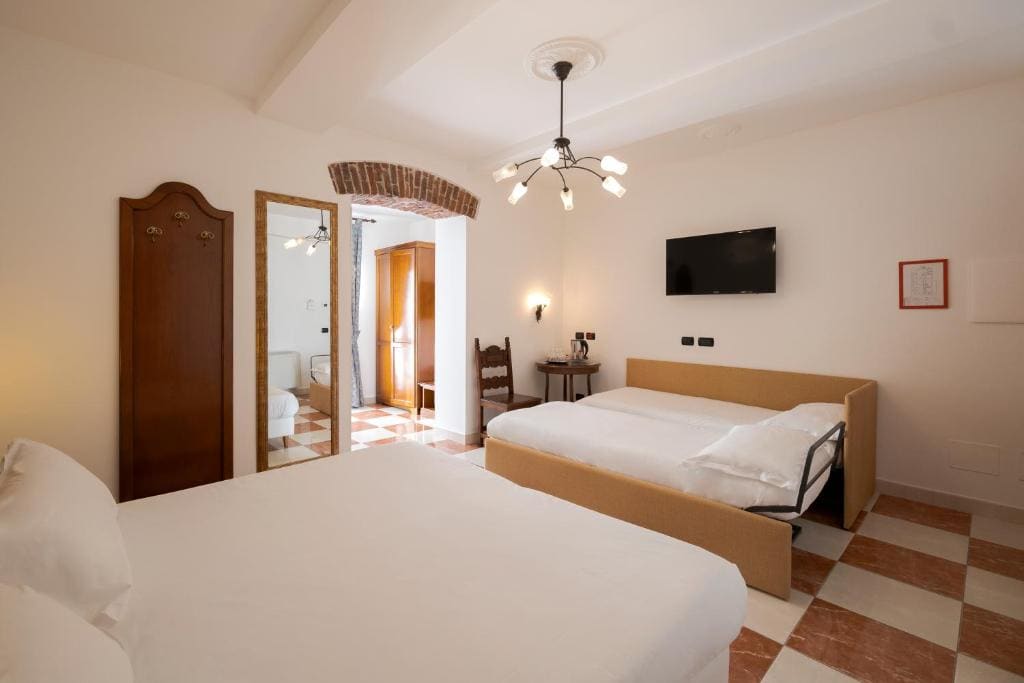 Comfort Quadruple Room room - Image 2
