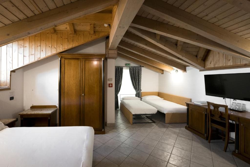 Comfort Quadruple Room room - Image 3