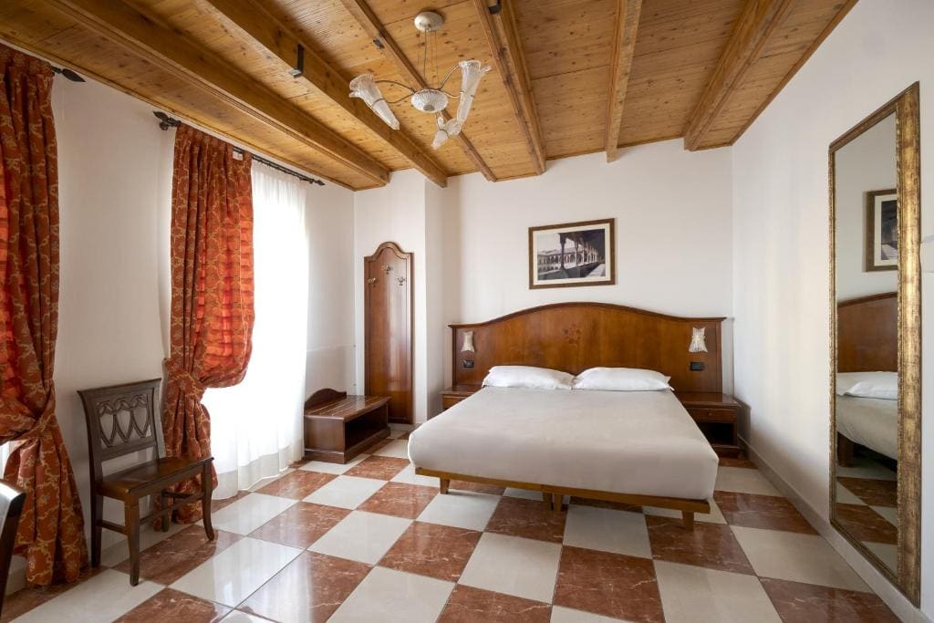 Standard Double or Twin Room room - Image 3