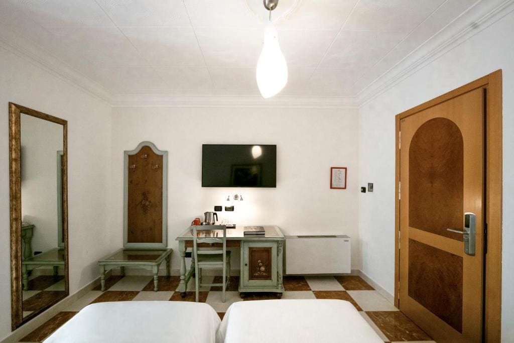 Superior Deluxe Double or Twin Room room - Image 3