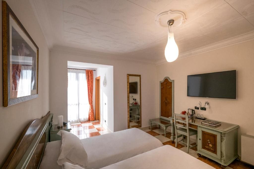 Superior Deluxe Double or Twin Room room - Image 2