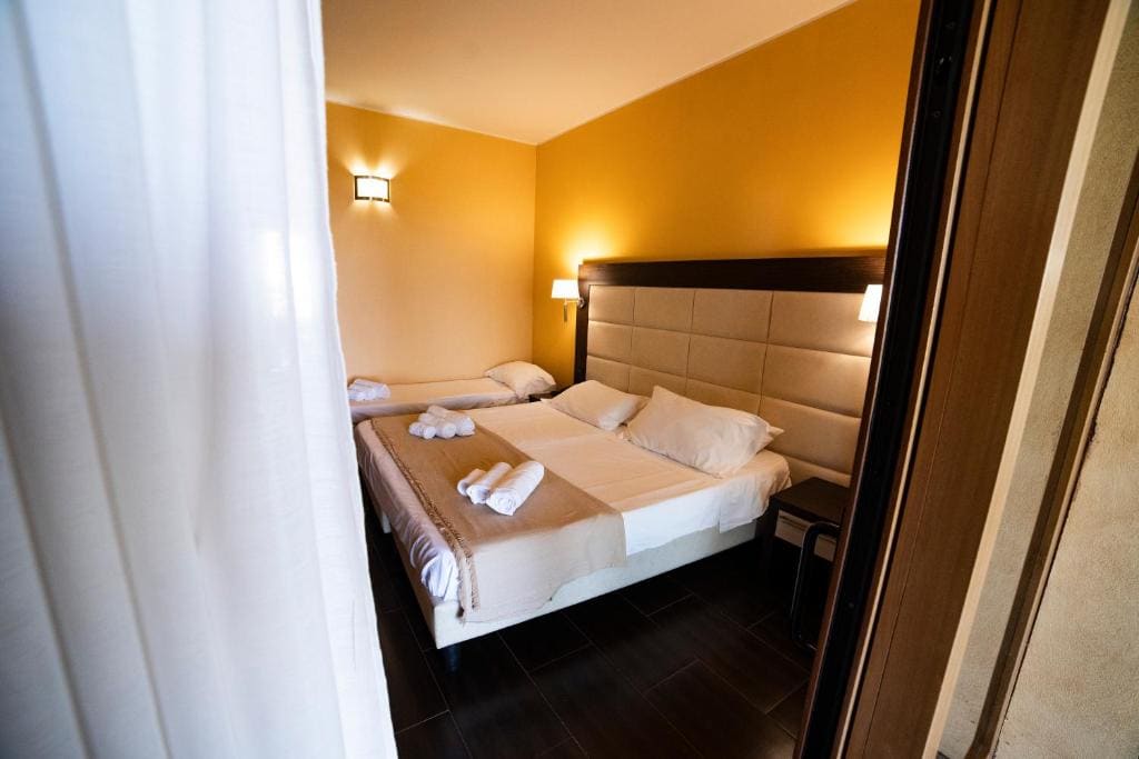 Deluxe Triple Room with Sea View room - Image 3