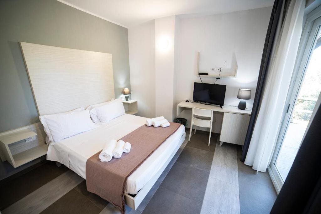Double Room with Pool View room - Image 2