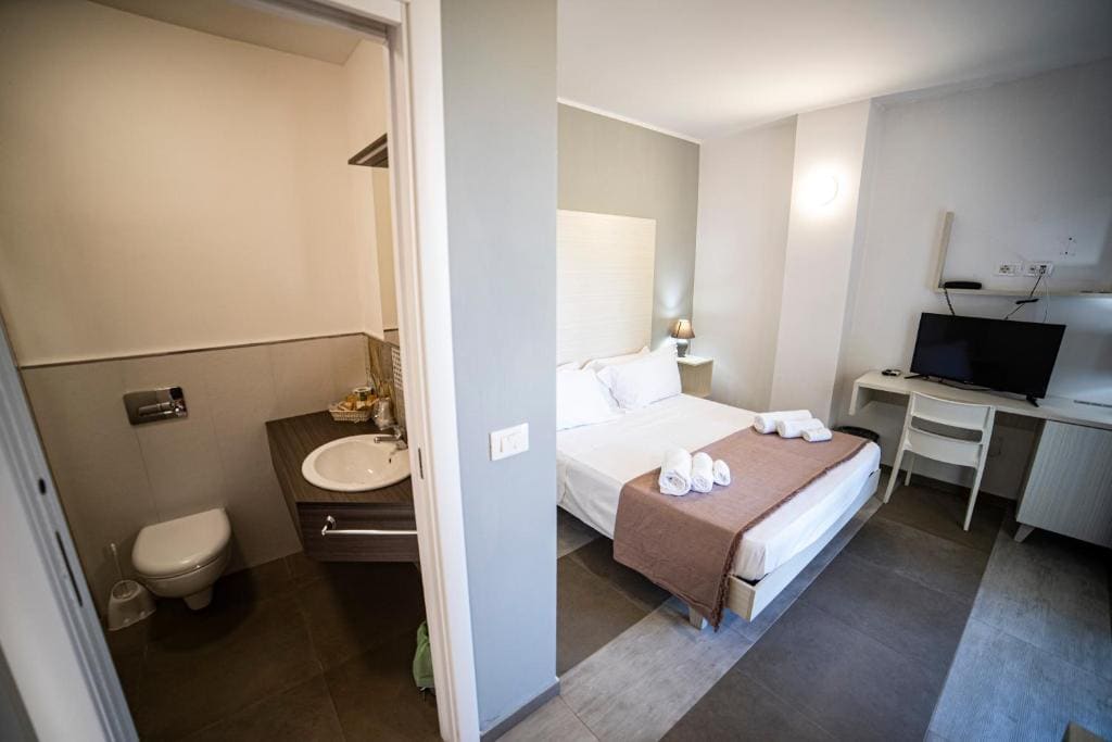 Double Room with Pool View room - Image 3