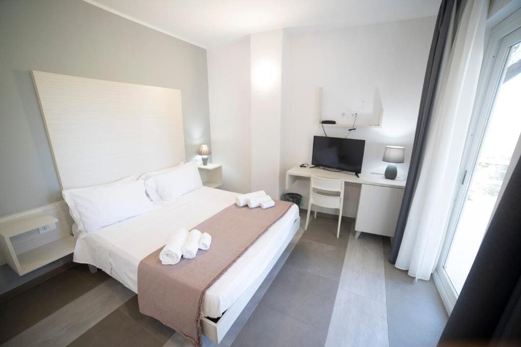 Double Room with Pool View room - Image 1