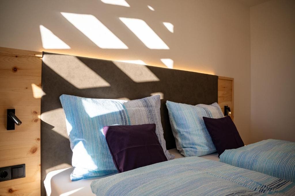 Superior One-Bedroom Apartment room - Image 2