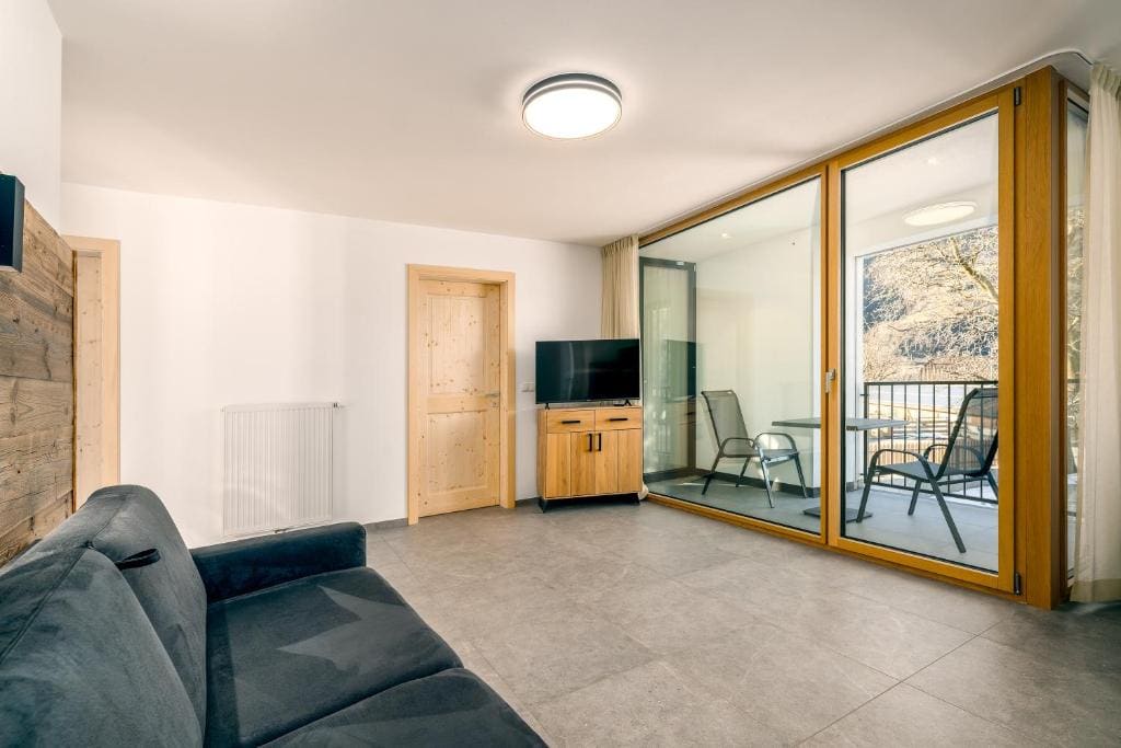Superior One-Bedroom Apartment room - Image 3