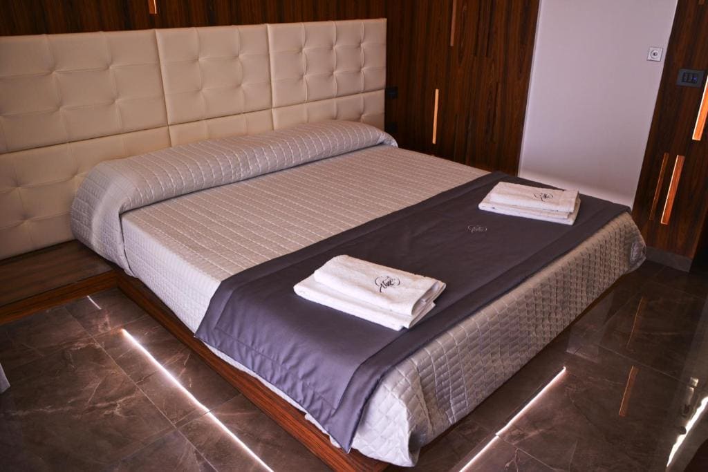 Queen Room with Balcony room - Image 3
