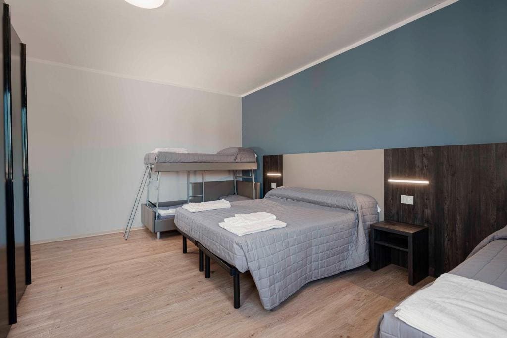 Standard Family Room room - Image 2