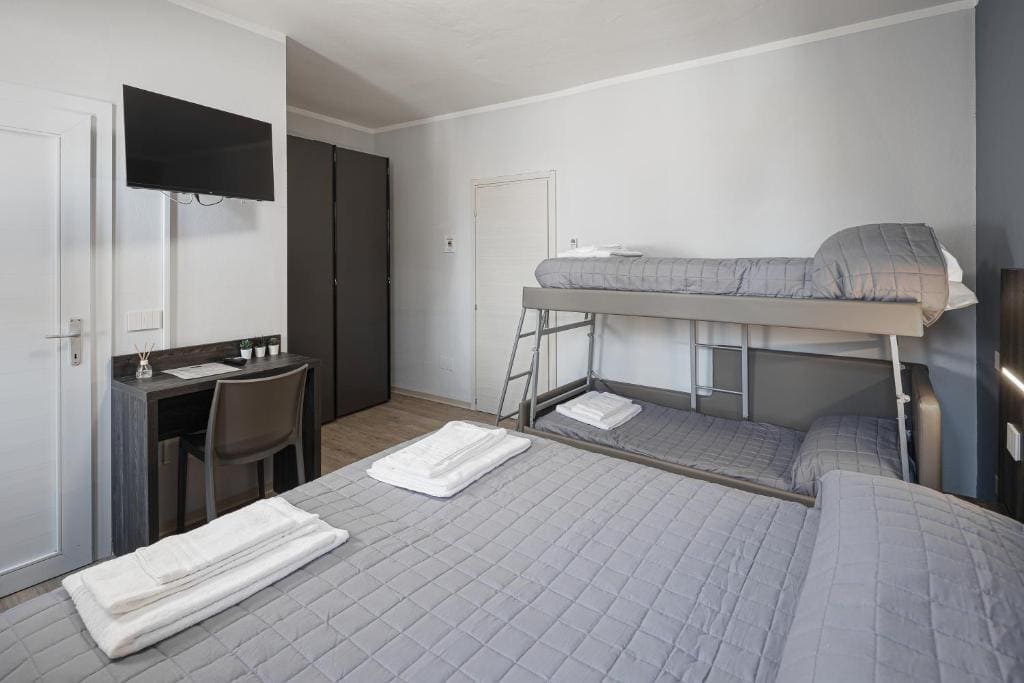 Standard Quadruple Room room - Image 1