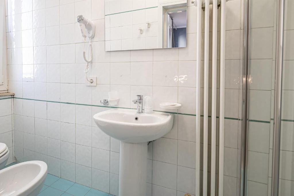 Standard Quadruple Room room - Image 3
