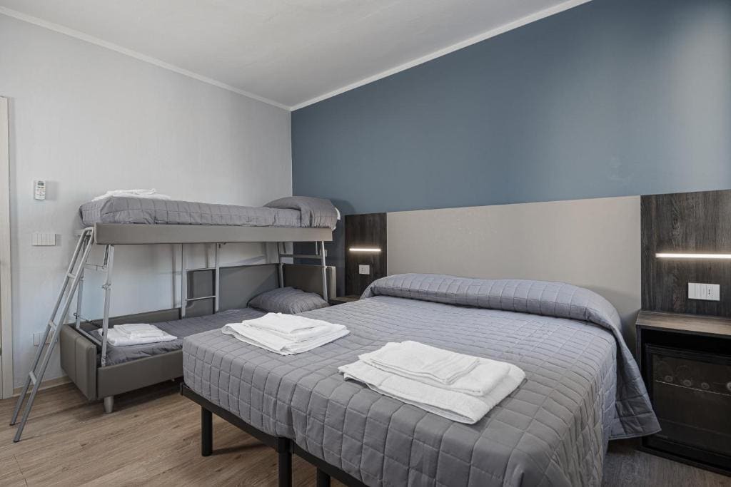Standard Quadruple Room room - Image 2