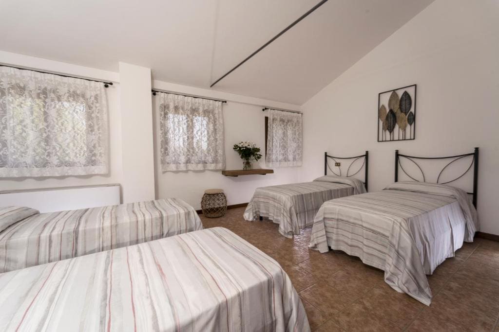Quadruple Room with Private Bathroom room - Image 2