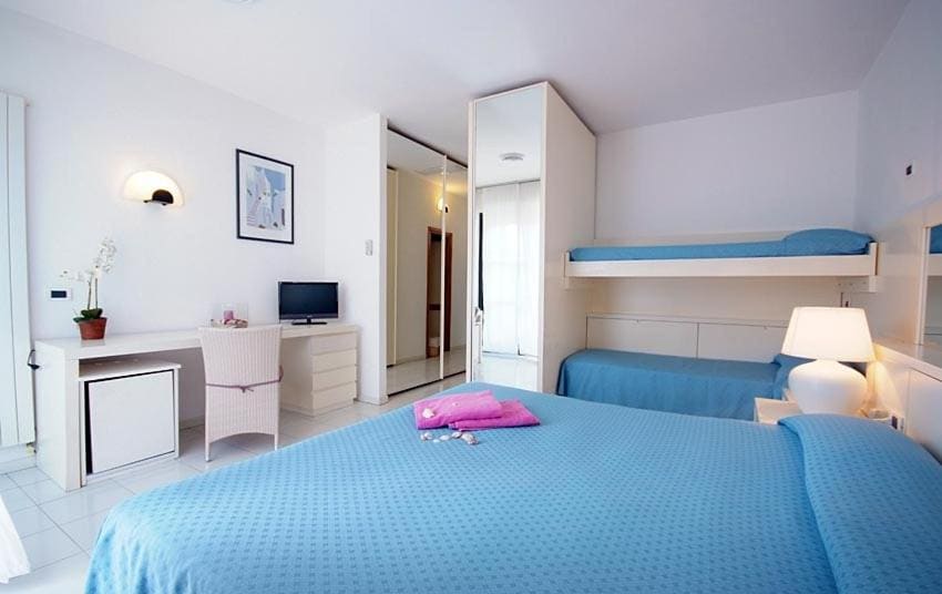 Family Room with Sea View room - Image 3