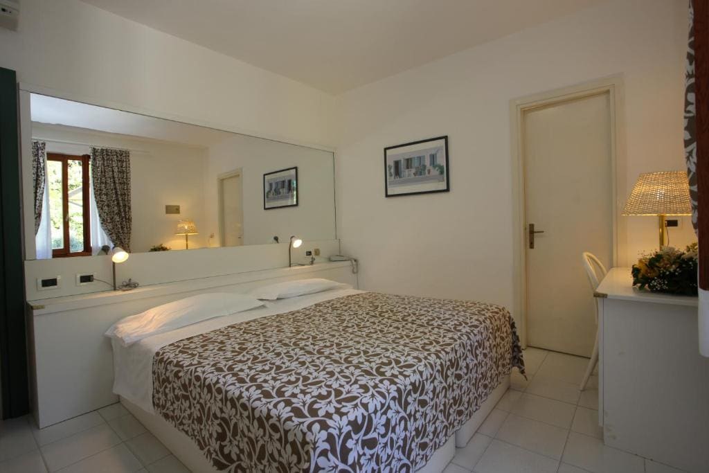 Standard Family Room room - Image 2