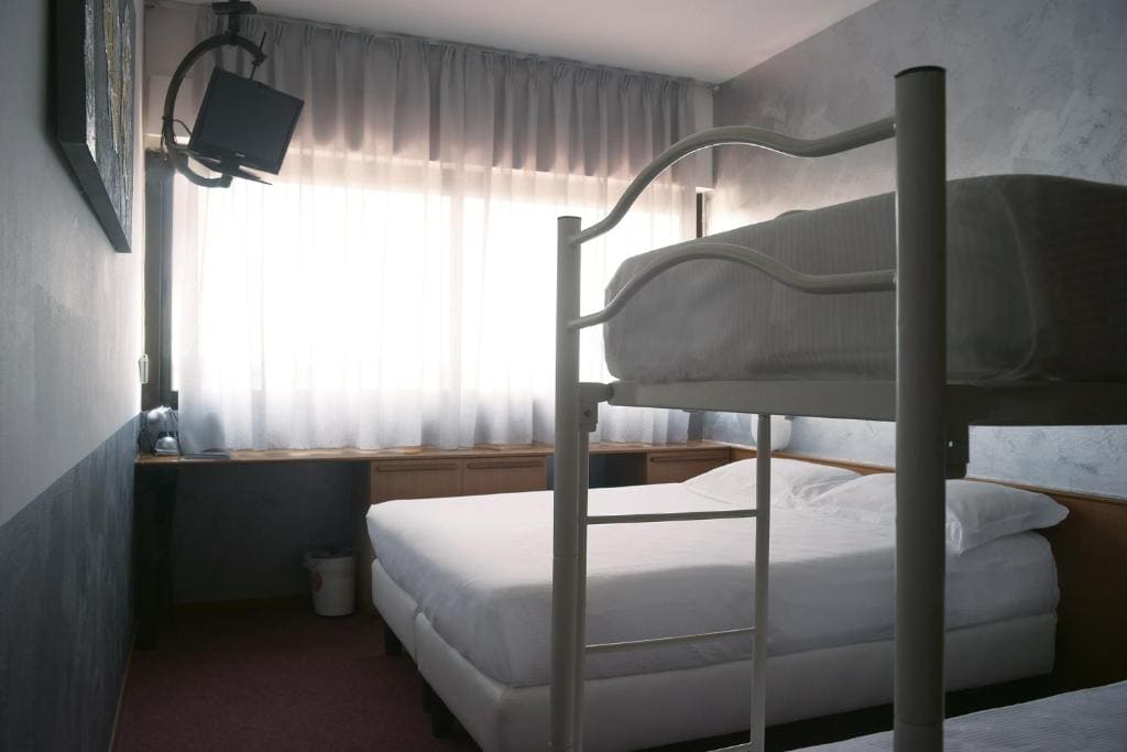 Classic Quadruple Room room - Image 2
