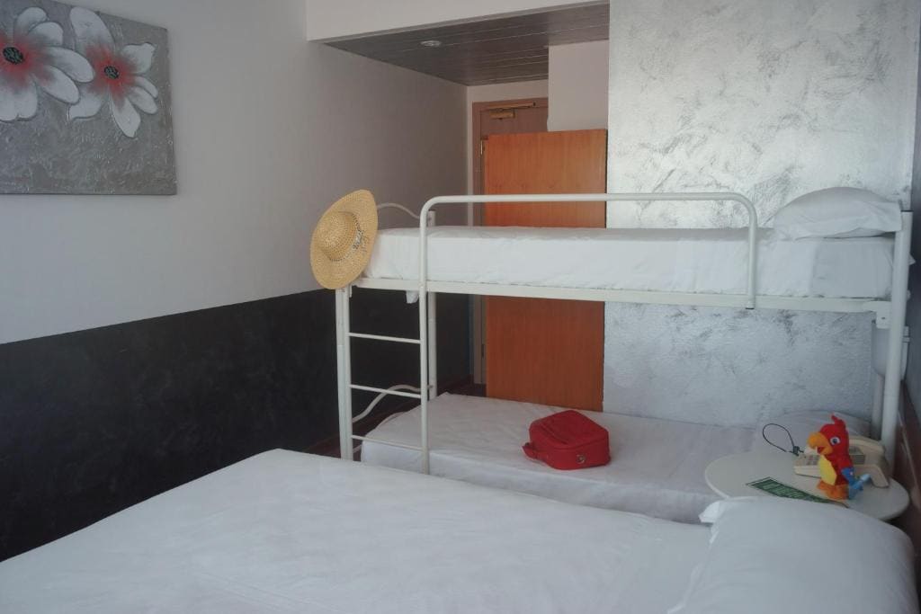 Classic Quadruple Room room - Image 3