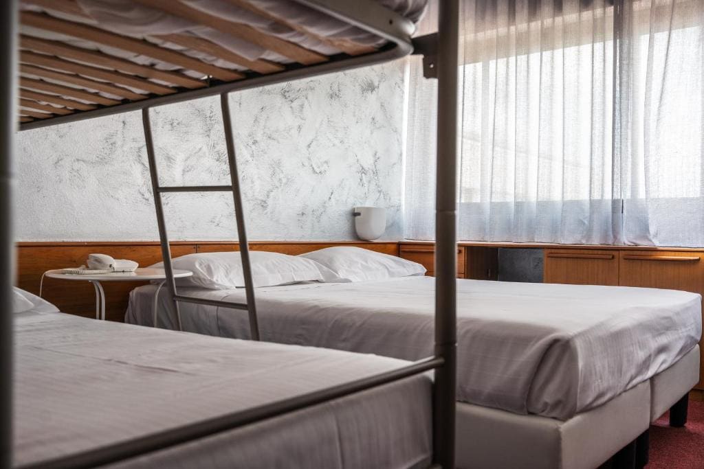 Classic Quadruple Room room - Image 1