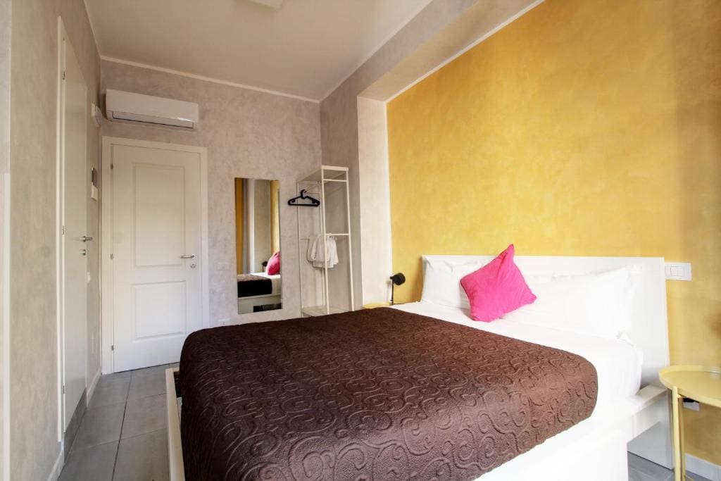 Double Room with Private Bathroom room - Image 3