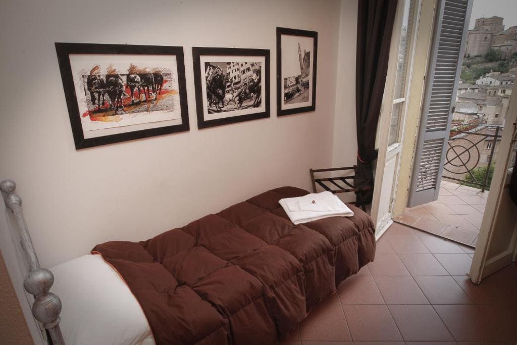 Single Room with City View room - Image 1