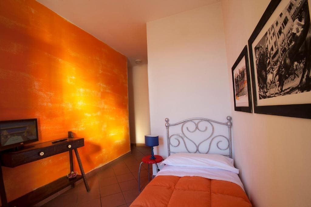Single Room with City View room - Image 3