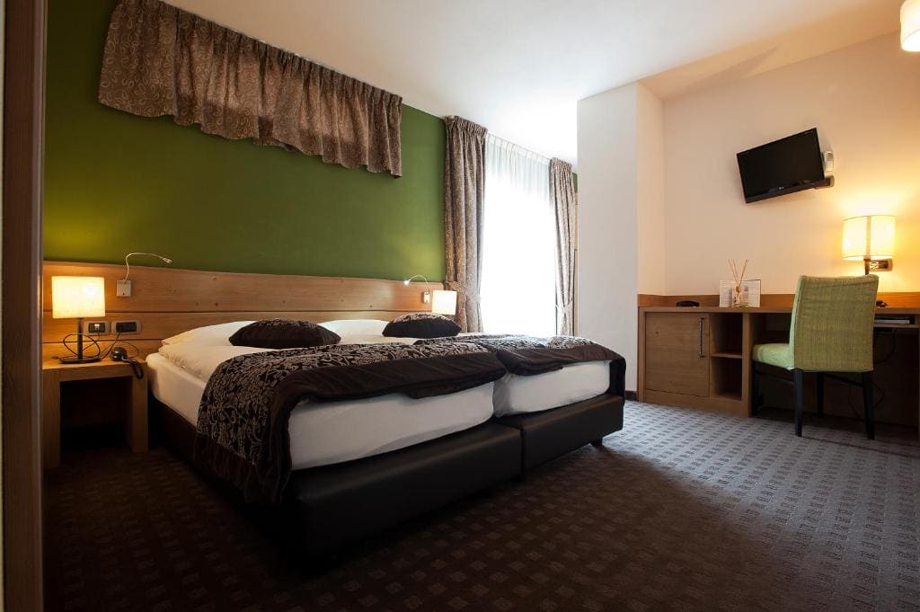 Twin Room with Balcony room - Image 3