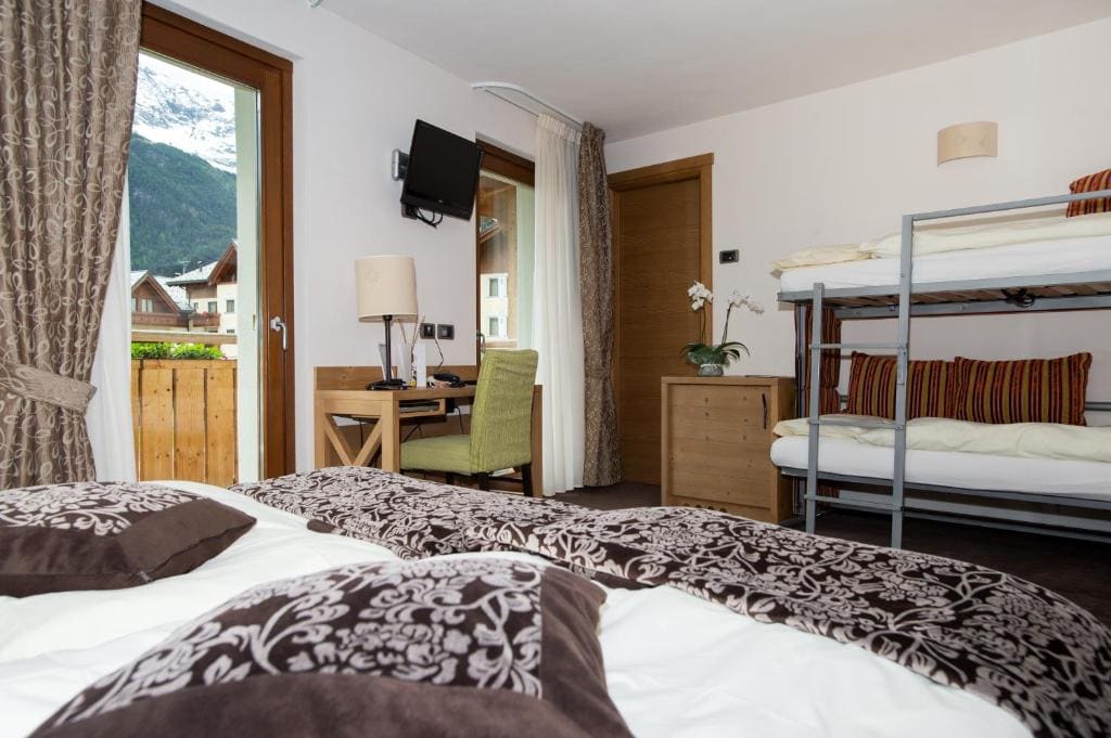 Comfort Quadruple Room with Balcony room - Image 2
