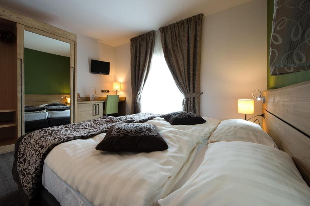 Double or Twin Room with Balcony room - Image 2