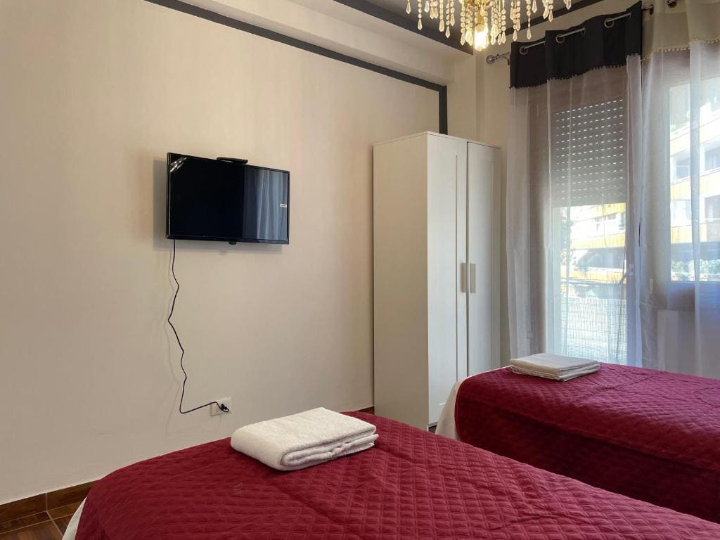 Twin Room with Shared Bathroom room - Image 3