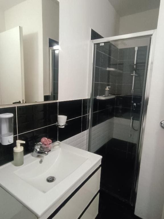 Quadruple Room with Private Bathroom room - Image 2