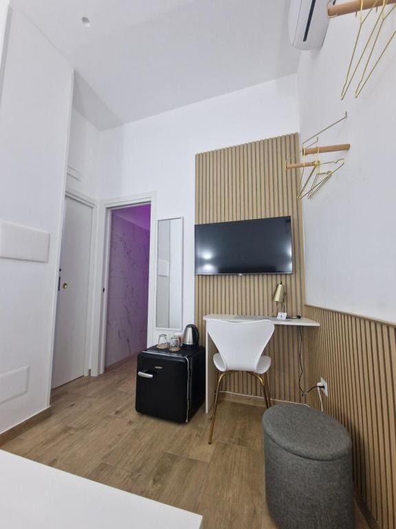Double Room with Balcony room - Image 3