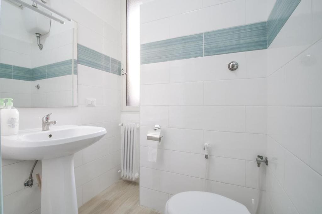 Double Room with Shared Bathroom room - Image 3