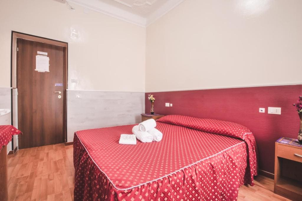 Double Room with Shared Bathroom room - Image 2